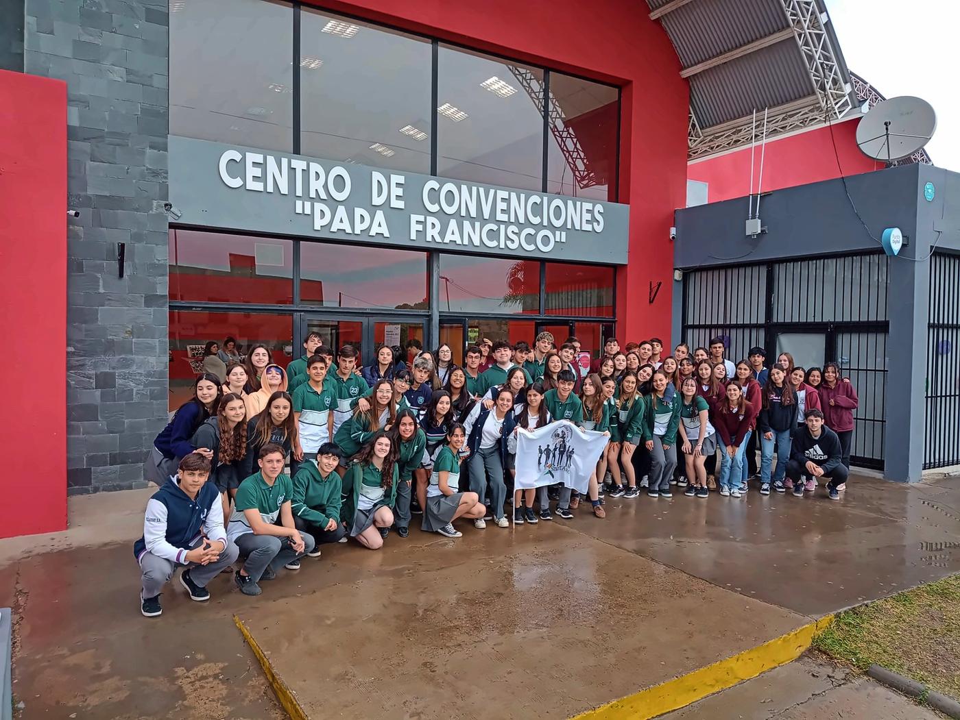 Delegaciones frente al Centro de Convenciones Papa Francisco