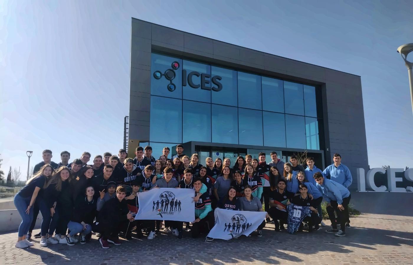 Estudiantes frente al edificio de ICES