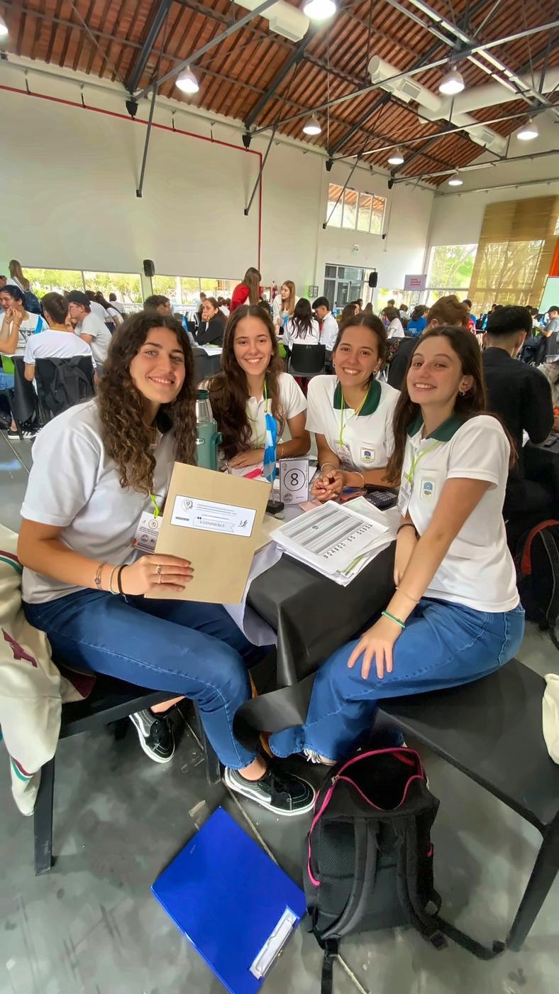 Equipo de estudiantes con su carpeta de decisiones