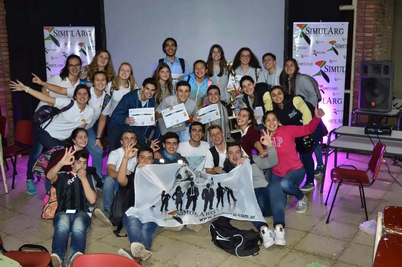 Equipos premiados con sus diplomas y trofeos