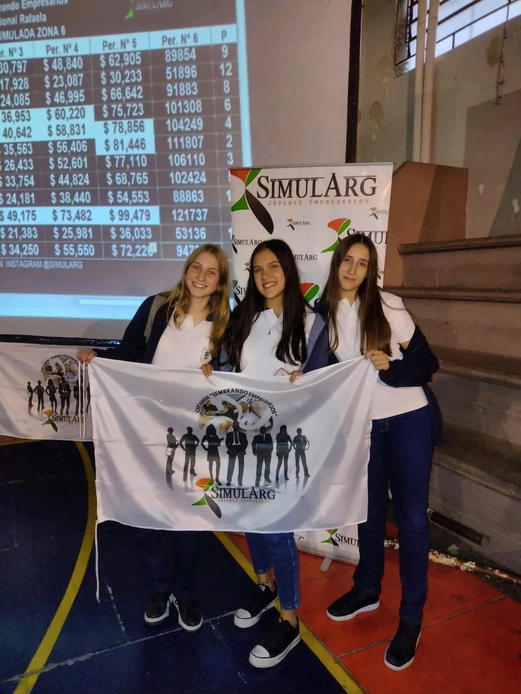 Estudiantes con la bandera del certamen en la regional Rafaela