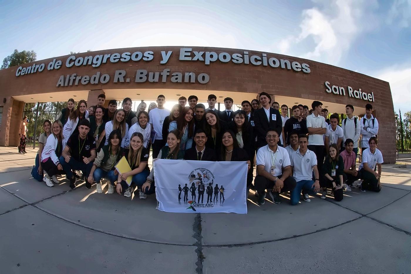 Delegaciones frente al Centro de Congresos y Exposiciones de San Rafael