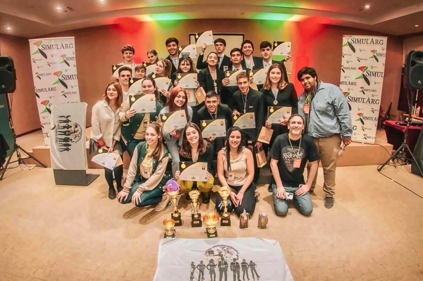 Equipos premiados con sus diplomas, medallas y copas junto a sus docentes