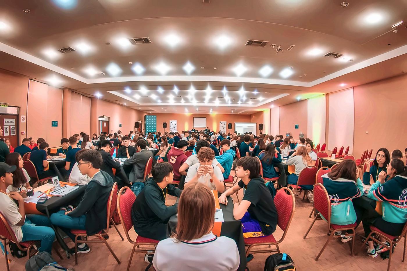 Salón lleno de equipos compitiendo