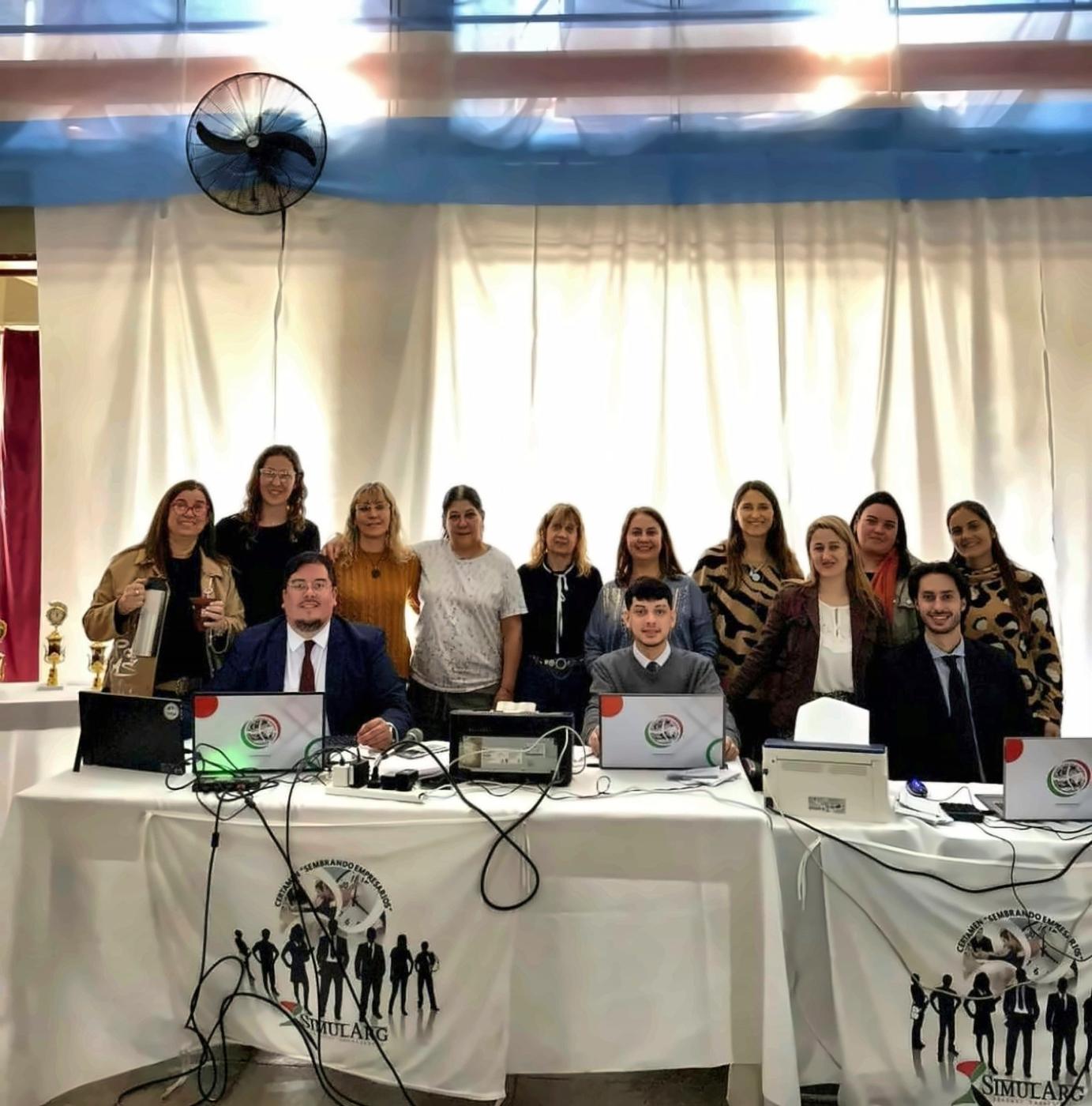 Docentes de una sede regional junto al equipo de SimulArg en la mesa de coordinación