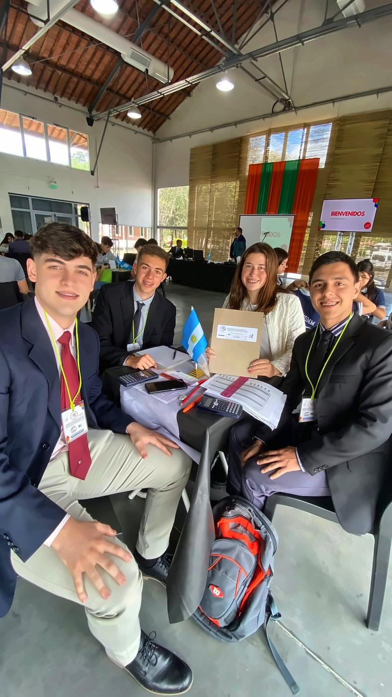 Equipo de estudiantes de traje en su mesa de trabajo
