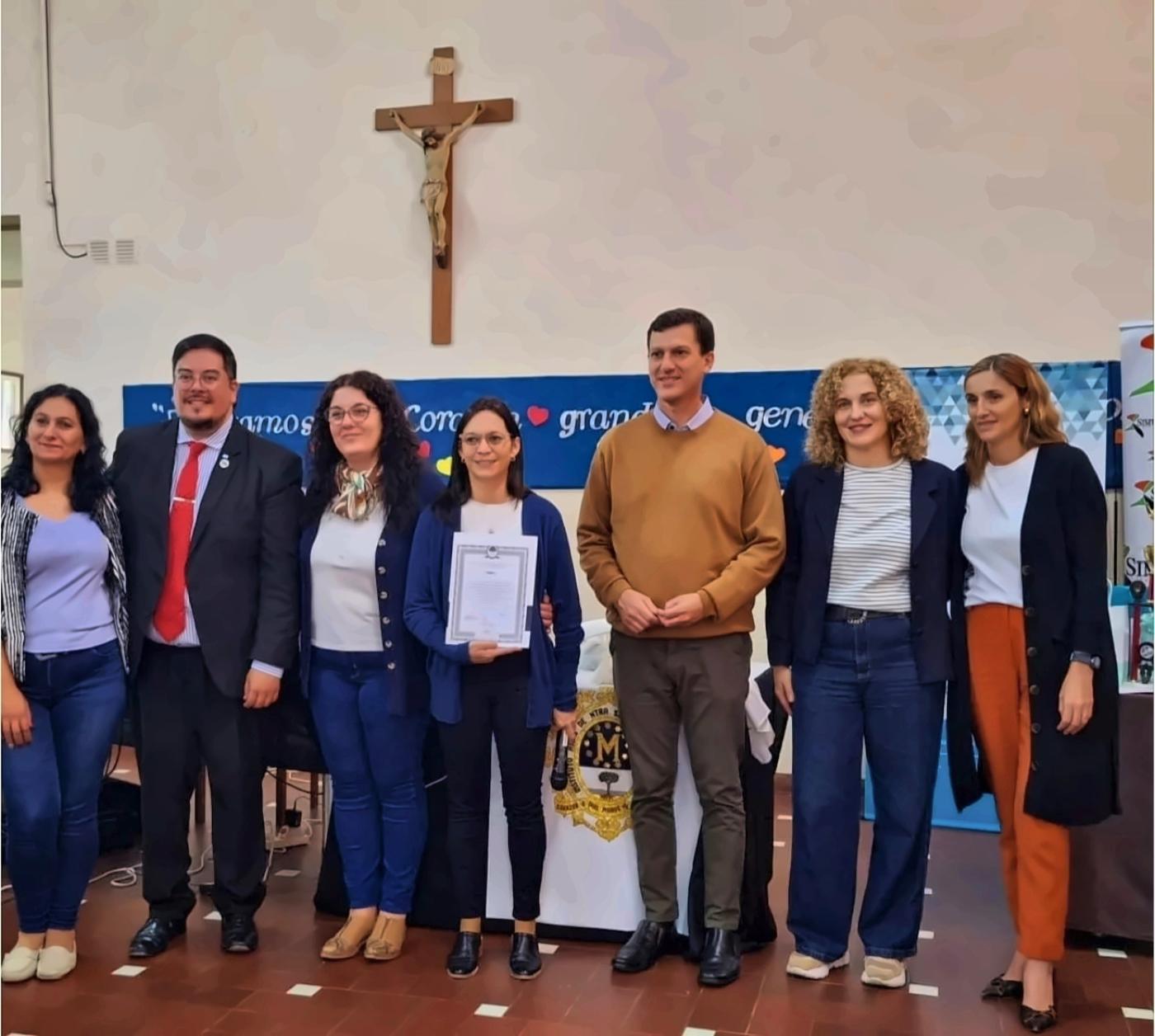 Entrega de un reconocimiento a docentes de una sede regional