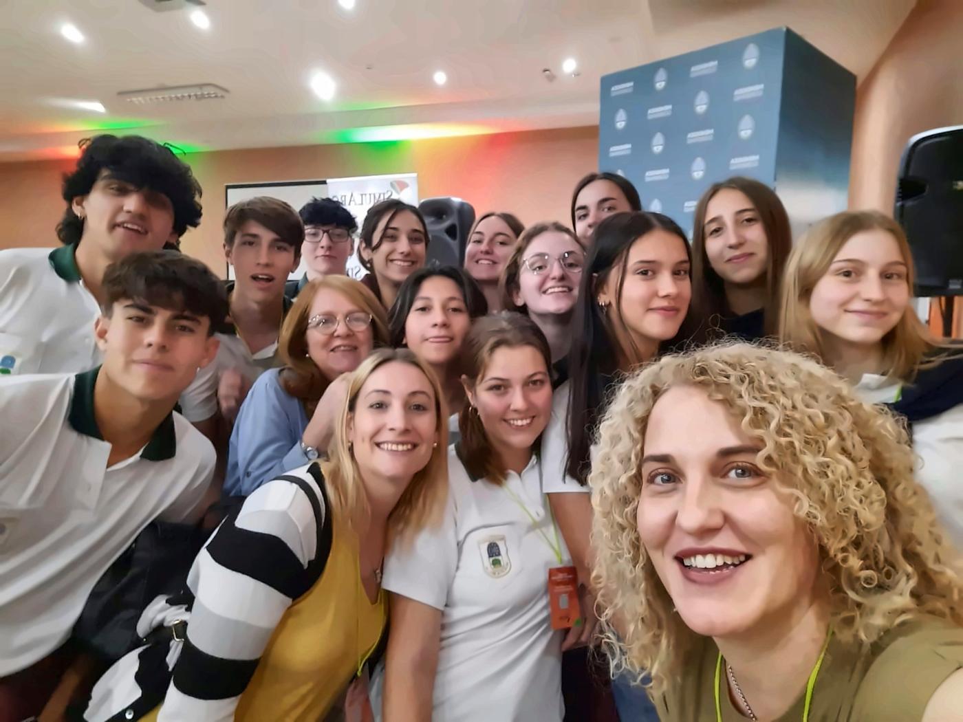 Docentes y estudiantes en una selfie grupal