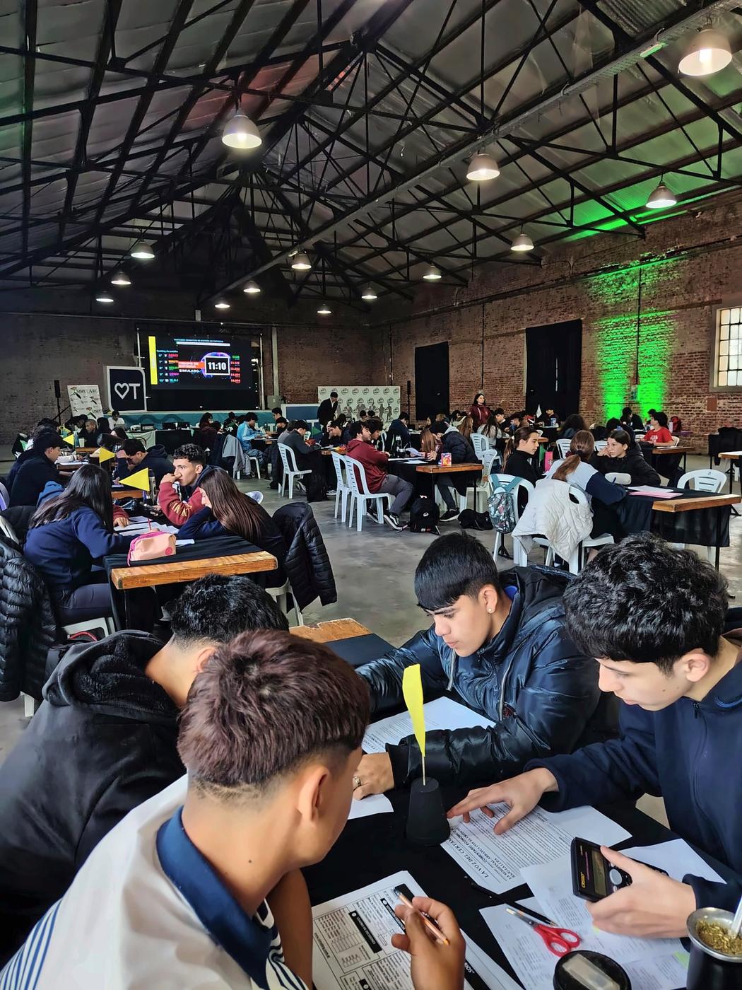 Equipos concentrados en una ronda de decisiones, con la pantalla del tiempo de entrega al fondo