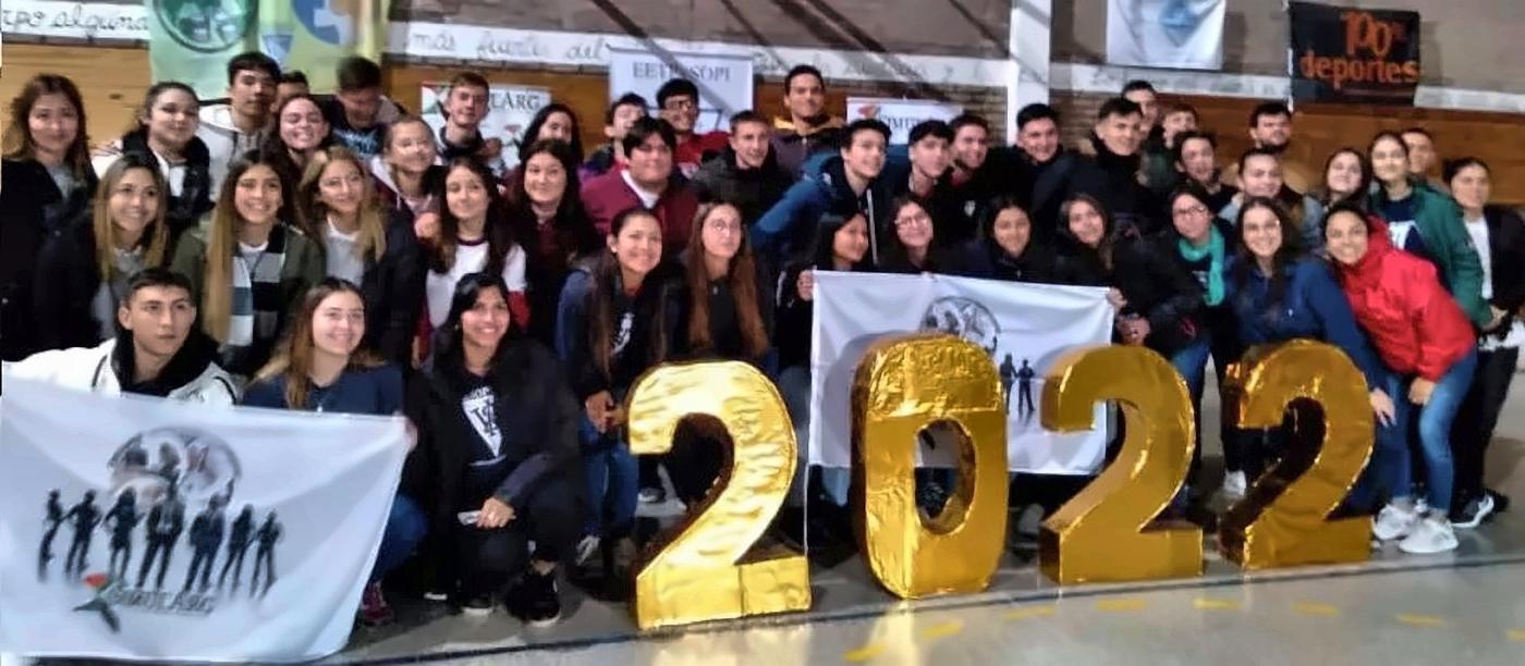 Estudiantes celebrando la edición 2022