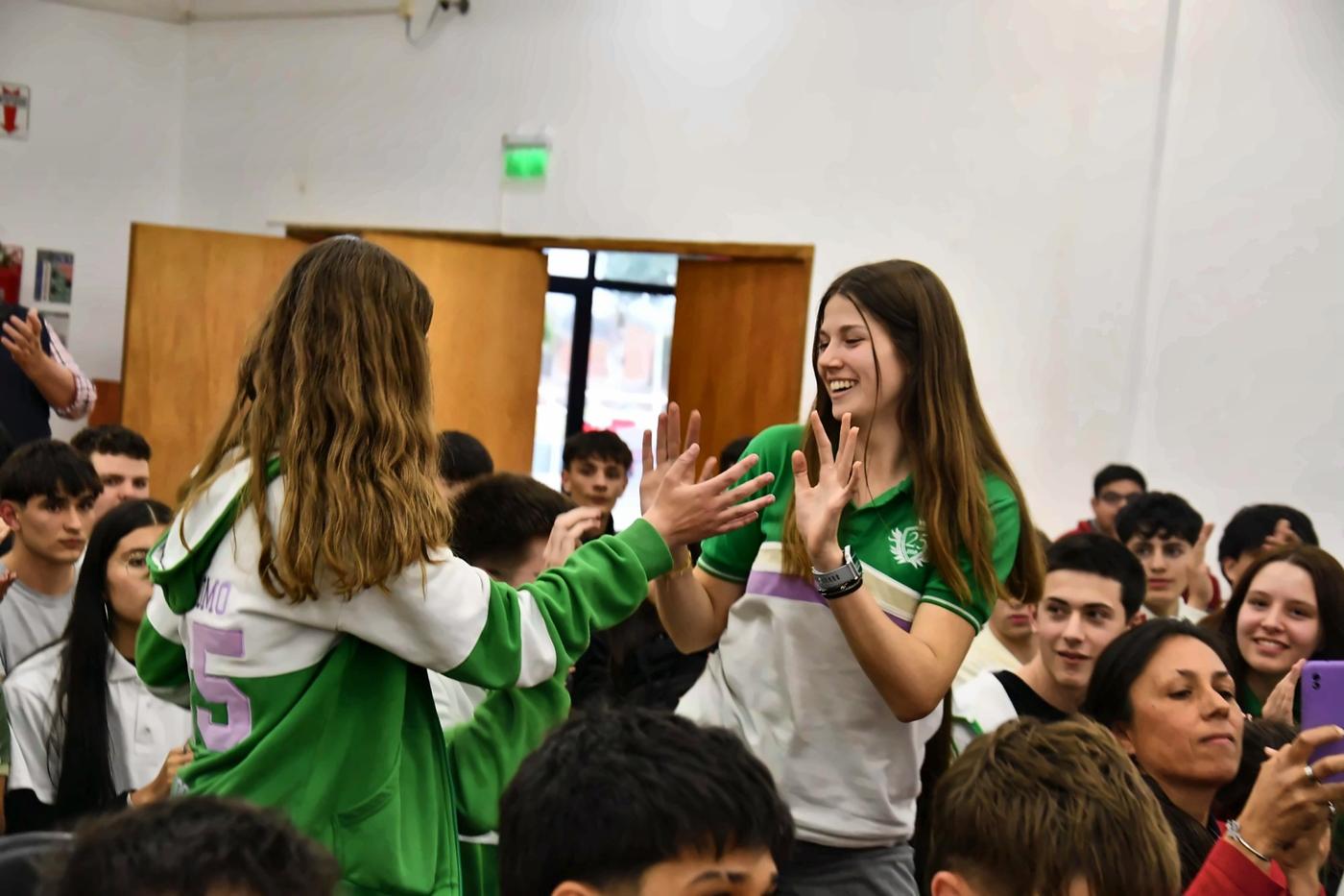 Festejo entre estudiantes durante una premiación