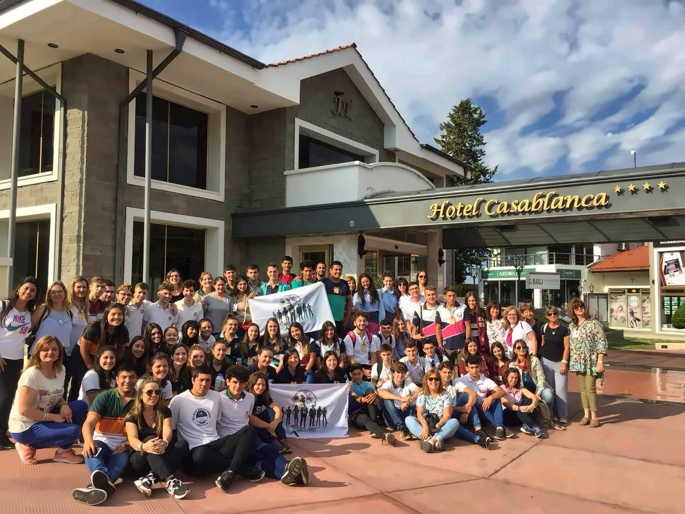 Delegaciones de escuelas reunidas antes de una Final