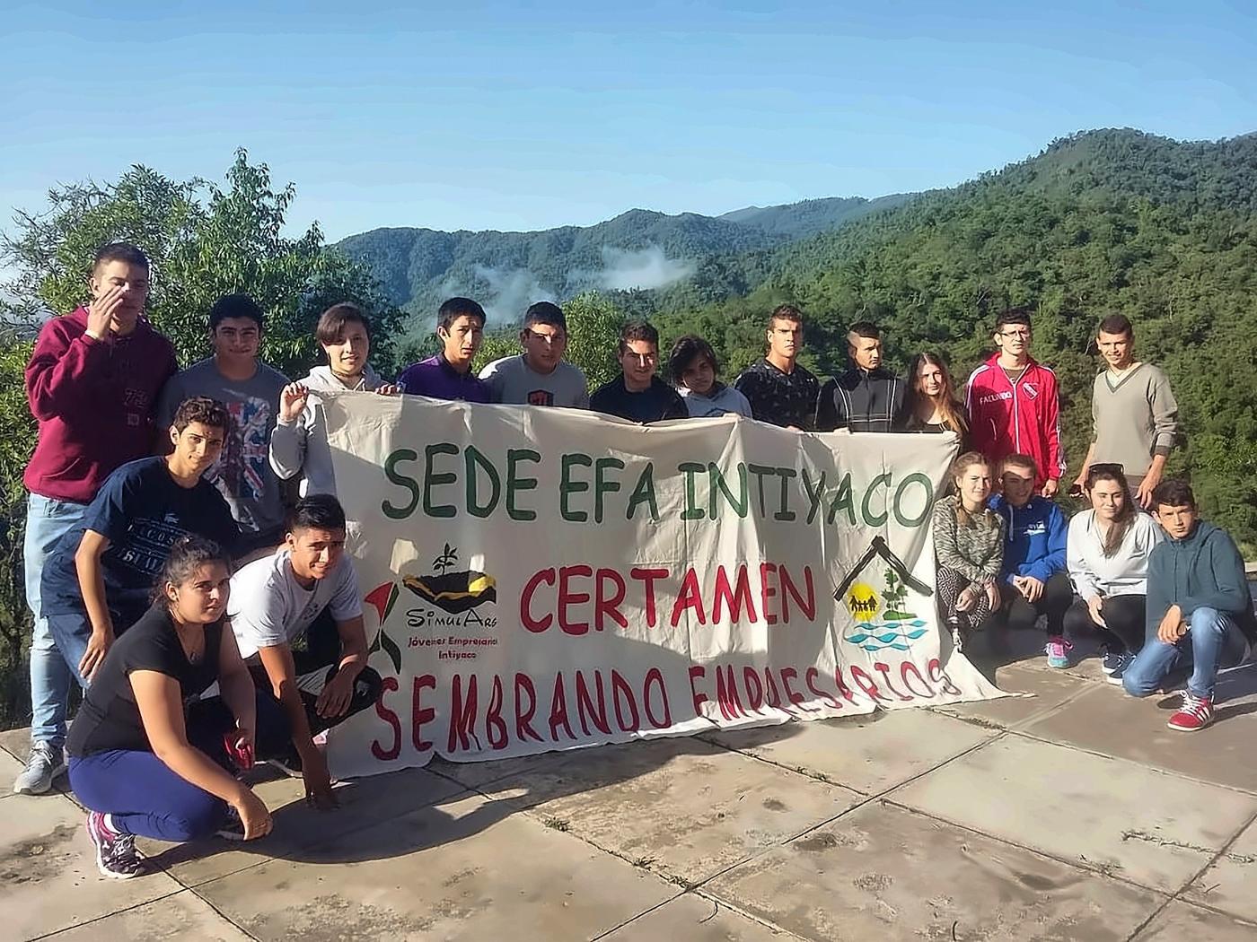Estudiantes de la sede EFA Intiyaco con su bandera
