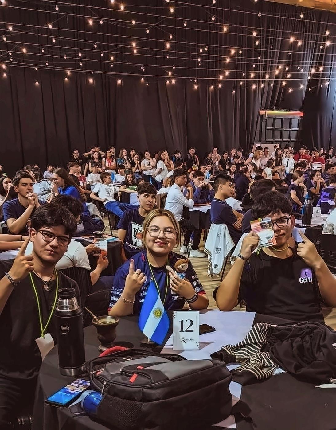 Equipo saludando desde su mesa en el salón