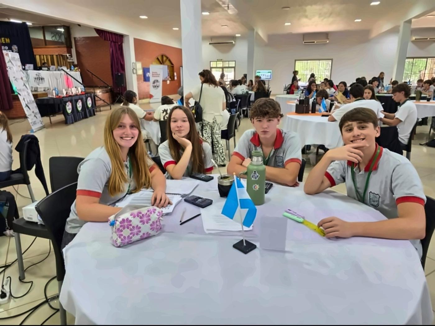 Equipo de estudiantes compartiendo mate durante una ronda de decisiones
